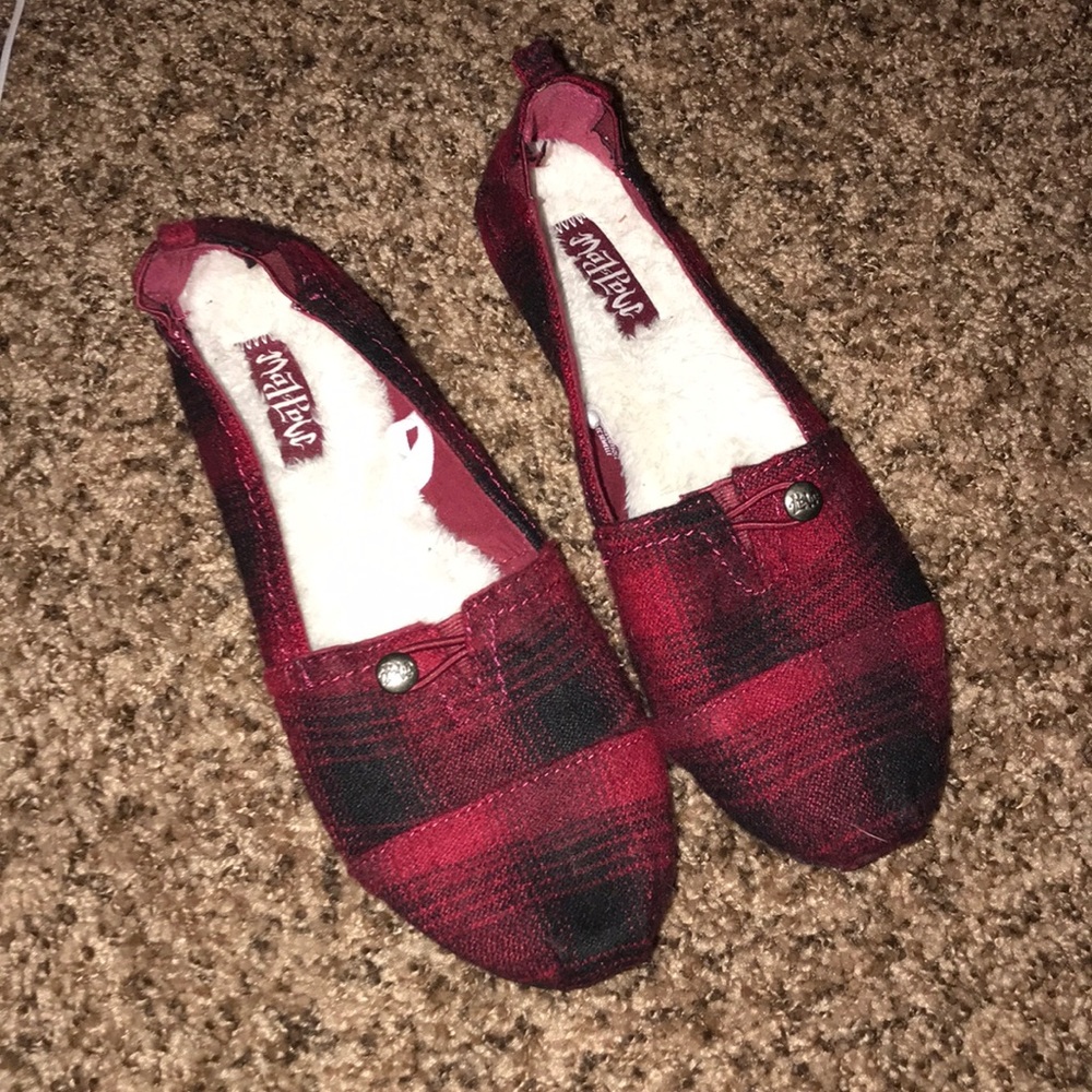 Black and red plain sneakers